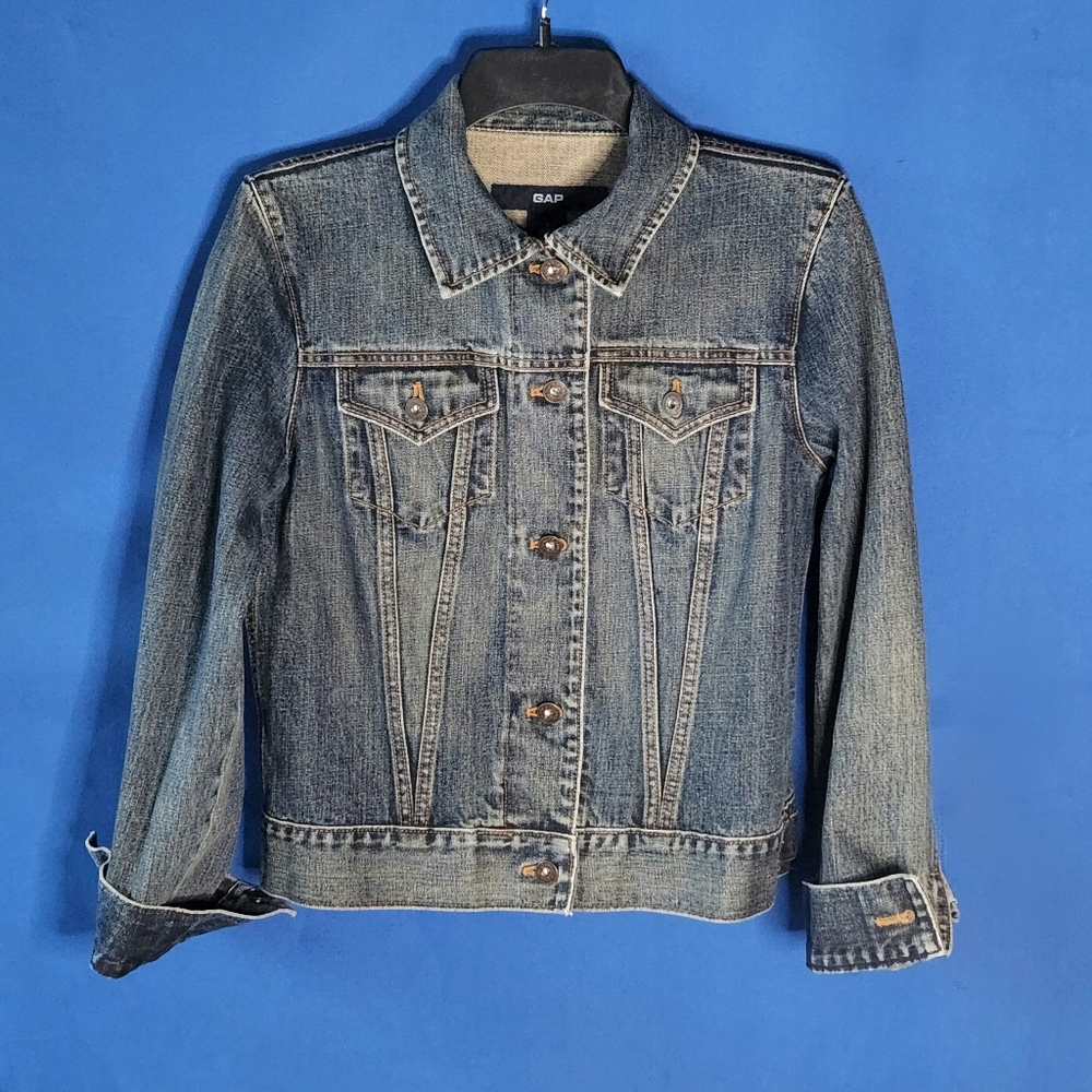 Gap Denim Jacket Sits At The Waist Long Sleeves And Banded Cuffs Button Front